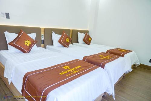Кровать или кровати в номере Khánh Phương Luxury