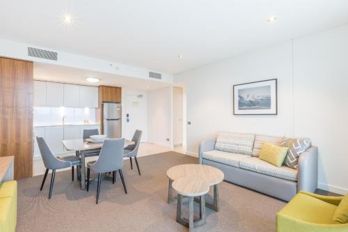 - un salon avec un canapé et une table dans l'établissement Wyndham Resort Surfers Paradise, à Gold Coast