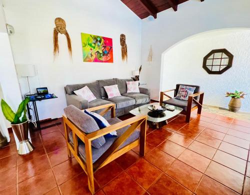 sala de estar con sofá y mesa en PALM HOUSE - LUXURY VILLA - SAMANÁ - Ocean Front en Sánchez