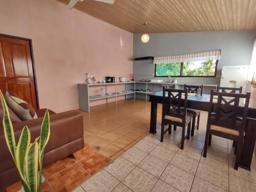 Kuchyň nebo kuchyňský kout v ubytování The Corner Airbnb