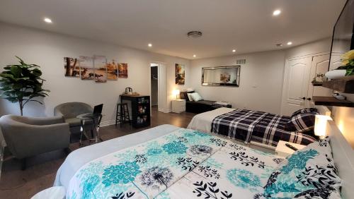 um quarto com 2 camas e uma sala de estar em Rooms in Luxury Vaughan Home em Vaughan