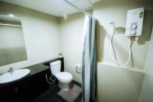een badkamer met een toilet, een wastafel en een douche bij Jpark Residences at Thammasat Rangsit in Ban Bang Phut (3)