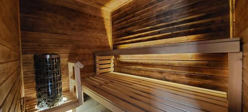 una sauna con un banco en una pared de madera en Erdőterasz Vendégház - Rusztikus Apartman, en Kehidakustány