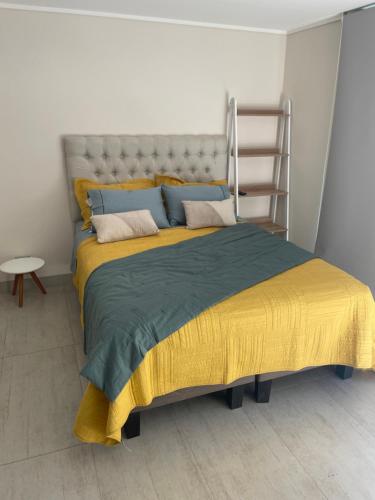 En eller flere senge i et værelse på Exclusivo Departamento Stgo Centro