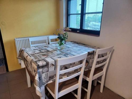 - une table à manger avec une nappe et des chaises dans l'établissement Chaloupka, à Karlova Studánka
