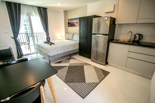 Η κουζίνα ή μικρή κουζίνα στο Mantra Beach Condominium Suite 2 - Mae Phim