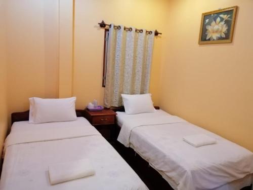 Pokój z 2 łóżkami i oknem w obiekcie Monsavanh Guesthouse w mieście Pakbeng