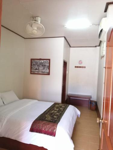 Giường trong phòng chung tại Monsavanh Guesthouse