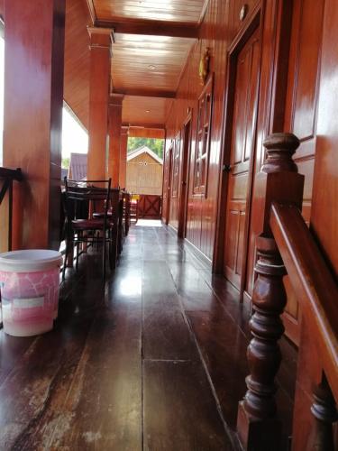 Monsavanh Guesthouse في باكبنج: مدخل منزل به طاولة وكراسي