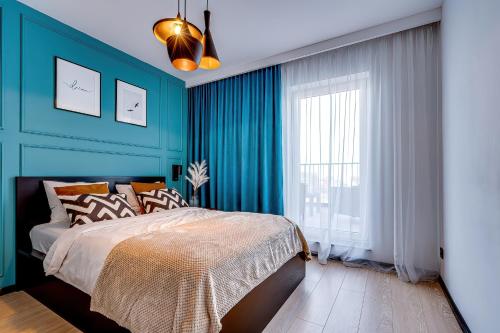 niebieska sypialnia z łóżkiem i oknem w obiekcie Apartament Piękny widok, 15min od Rynku, Netflix, garaż FREE we Wrocławiu