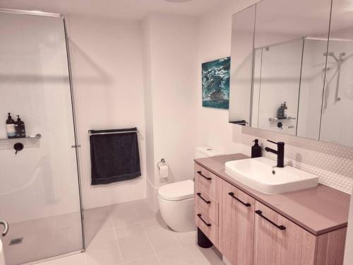 La salle de bains est pourvue d'un lavabo, de toilettes et d'une douche. dans l'établissement Maroochy City Lights@Thecosmopolitan Unit 20802, à Maroochydore