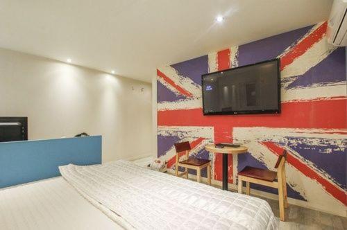 โทรทัศน์และ/หรือระบบความบันเทิงของ Cube Hotel