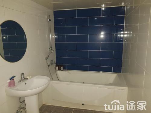 un bagno con un lavandino, una vasca, un water e un lavandino di Cube Hotel a Busan