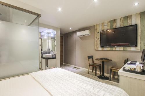 TV a/nebo společenská místnost v ubytování Cube Hotel