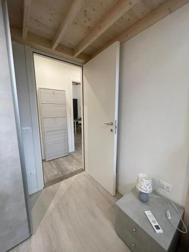 um quarto com um corredor com uma porta e uma mesa em Da Lenny the Grey Apartment em Treviso