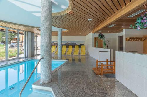 a swimming pool in a building with a pool at Aktiv- und Genusshotel Alpenblick in Fiesch