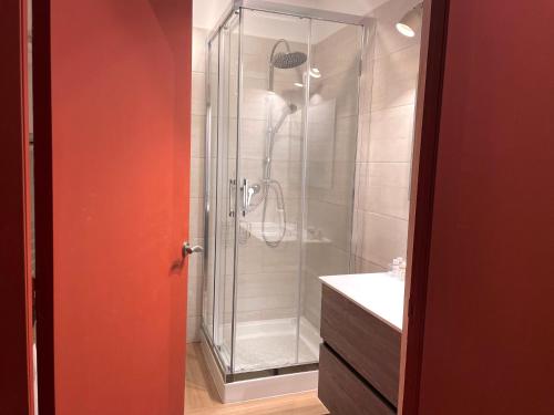 La salle de bains est pourvue d'une douche avec une porte en verre. dans l'établissement Mata Hari, à Inogés