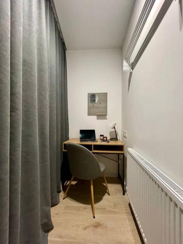 a room with a desk with a laptop computer on it at Апартаменти-студія, дизайнерський ремонт, ЦЕНТР, біля Либідь Плаза in Khmelʼnytsʼkyy