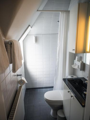 Bilik mandi di Hotel Knudsens Gaard