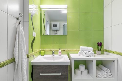 bagno con lavandino e specchio di Holiday Home Split a Spalato (Split)
