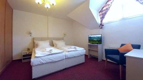 Ein Bett oder Betten in einem Zimmer der Unterkunft Hotel Hradec