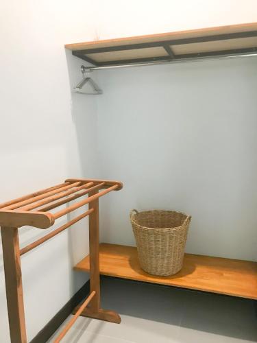 a room with a wooden shelf and a basket at Koh Yao Yai Sea Breeze House เกาะยาวใหญ่ซีบรีซเฮ้าส์ in Ko Yao Yai