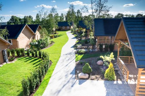 einen Hinterhof mit einem Haus und einem Garten in der Unterkunft Osada Chmiel in Chmielno