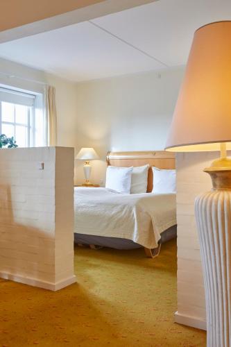 Katil atau katil-katil dalam bilik di Hotel Knudsens Gaard