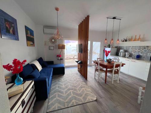 a living room with a blue couch and a table at Casa Solua in Reguengos de Monsaraz