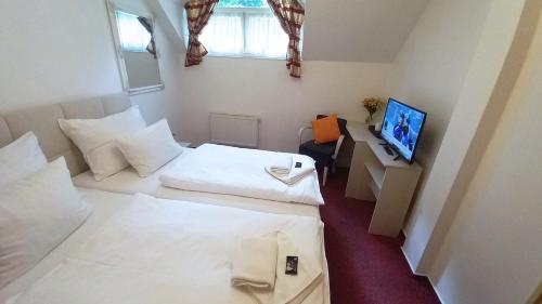 Ein Bett oder Betten in einem Zimmer der Unterkunft Hotel Hradec