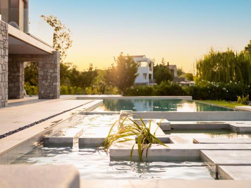 una piscina en el patio trasero de una casa en Allure Wellness Retreat en Lefkada