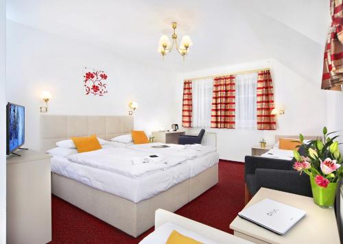 Postel nebo postele na pokoji v ubytování Hotel Hradec