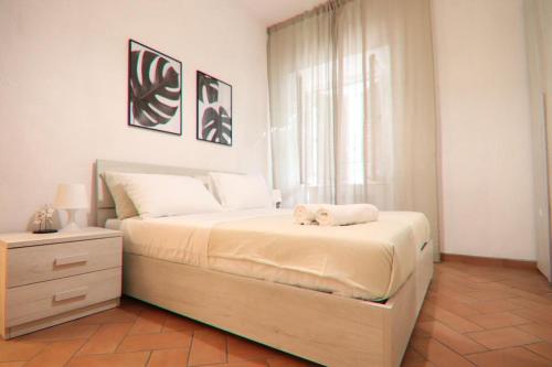 sypialnia z łóżkiem z wypchanym zwierzakiem w obiekcie Colosseum 20 apartment w Rzymie