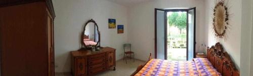 オートラントにあるAppartamento Gelso Biancoのベッドルーム1室(ベッド1台、鏡、ドレッサー付)