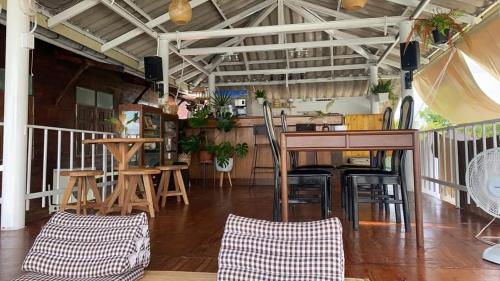 a restaurant with a bar and tables and chairs at Popole in Nonthaburi