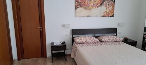 a bedroom with a bed and a picture on the wall at Villa Francesca in Spoltore