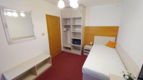 Ein Bett oder Betten in einem Zimmer der Unterkunft Hotel Hradec