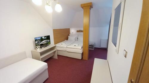 Ein Bett oder Betten in einem Zimmer der Unterkunft Hotel Hradec