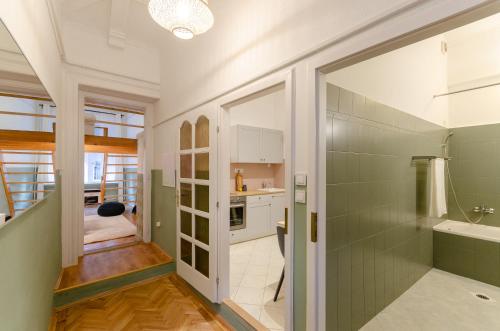 y baño con ducha y lavamanos. en COSY APARTMENT IN CENTRAL DISTRICT., en Budapest