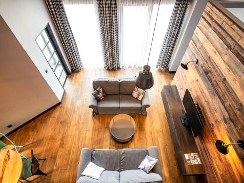 an overhead view of a living room with a couch at Salio Equisport Resort in Stryków