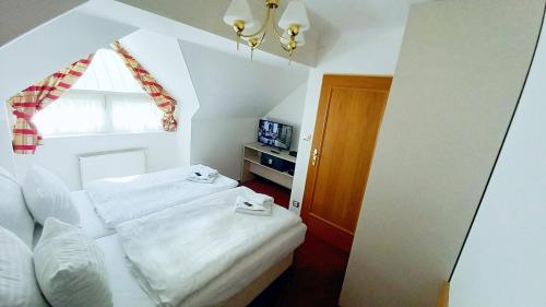 Ein Bett oder Betten in einem Zimmer der Unterkunft Hotel Hradec