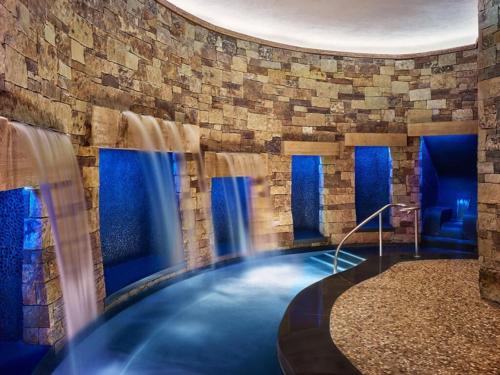 einen Pool in einem Zimmer mit blauem Wasser in der Unterkunft Aspen St Regis Residence Club 2 Bedroom in Aspen