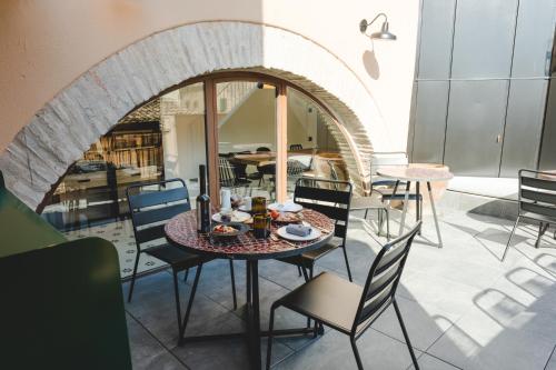 a dining room with a table and chairs at ORA Hotel Priorat, a Member of Design Hotels in Torroja