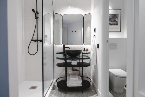 ORA Hotel Priorat, a Member of Design Hotels في Torroja: حمام مع حوض ومرآة