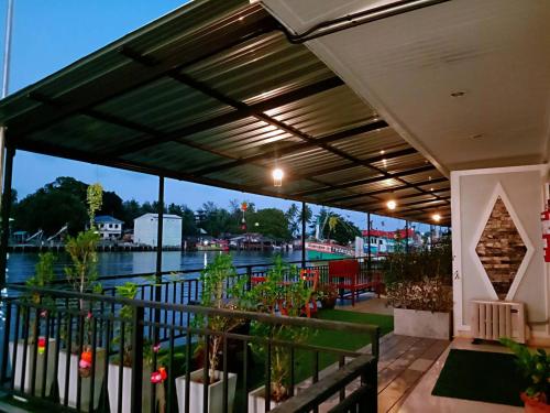 Κήπος έξω από το Chaiyai River Front Hotel