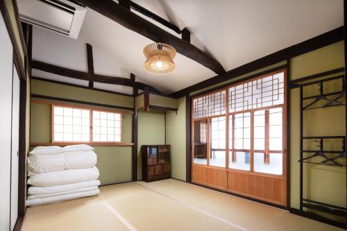 a room with a pile of towels and windows at Kanade Fushimiinari in Momoyama-chō