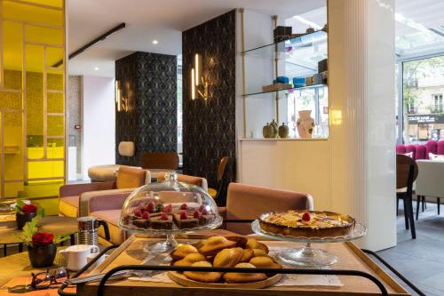 un tavolo con due piatti di cibo sopra di Hôtel Nude Paris - Color Vision a Parigi