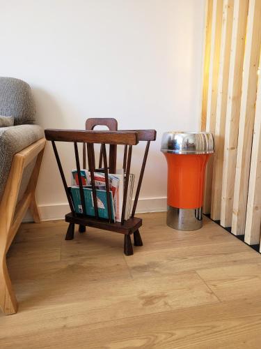 une cage en bois assise à un étage à côté d'une poubelle dans l'établissement Deauville centre et mer, à Deauville