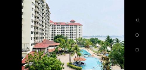 Pemandangan kolam renang di Glory beach resort 2 bedroom seaview apartment atau berdekatan