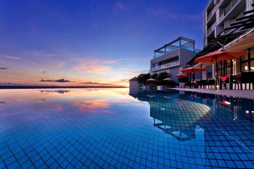 een groot zwembad naast een gebouw bij Senagajima Island Resort & Spa in Tomigusuku